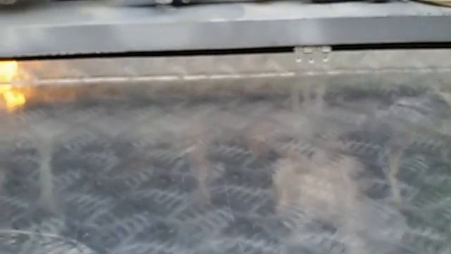 Mitsubishi Canter. Обшил реф установку рифленым алюминием.