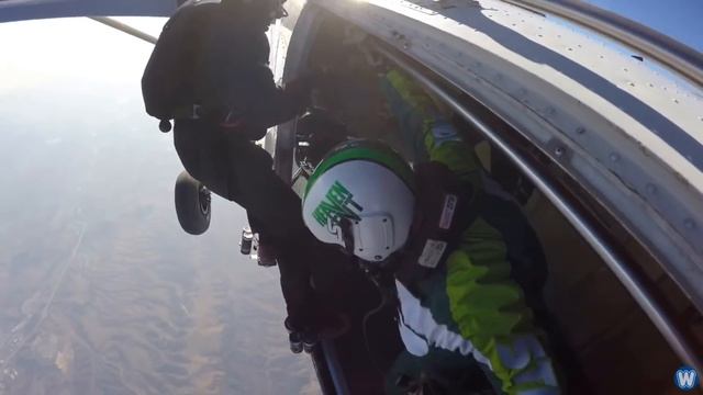 Skydiver Luke Aikins Jumps 25000 Feet Into Net With No Parachute смотреть онлайн
