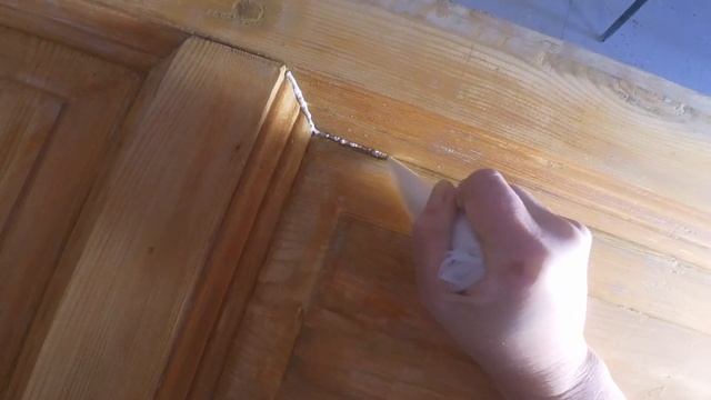 Как убрать удалить трещины или щели без специального инструмента. На примере деревянной двери. смотреть онлайн