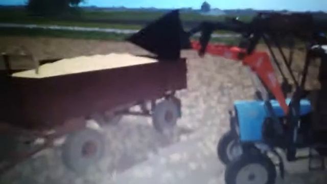 Возим солому с поля