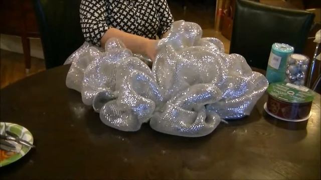 Рождественский венок из декоративной сетки с лентами смотреть онлайн