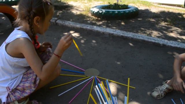 Ігри в літній період "Квітка з коктельних трубочок" смотреть онлайн