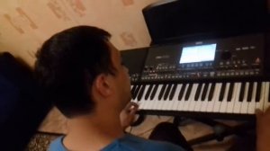 Цыган красиво играет на синтезаторе