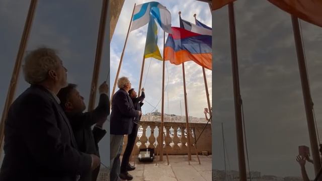 ???? Мэрия Марселя подняла флаг Армении на своем здании. #shorts #armenia #france #america #army смотреть онлайн