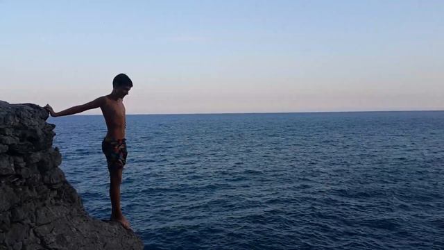 Новый прыжок со скалы у грота Шаляпина на тропе Голицына смотреть онлайн