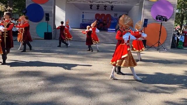 Угощают караваем! Русский, народный танец на 230 лет Краснодара! смотреть онлайн