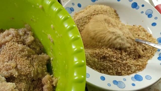 КОТЛЕТЫ ДОМАШНИЕ // С ОДНОЙ КУРИЦЫ 17 КОТЛЕТ, 10 НАГГЕТСОВ и СУПЧИК... смотреть онлайн