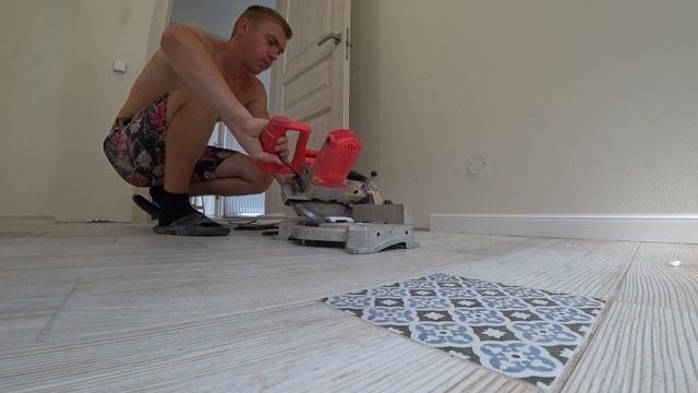 Пятна на обоях.Чем резать плинтус полиуретановый.На что клеить плинтус.Расход ЛадА ГрантА смотреть онлайн