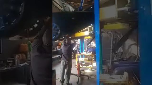 fixing cars.мой муж ремонтирует машины. кто нуждается в ремонте дешевле то обращайтесь. Сакрамент смотреть онлайн