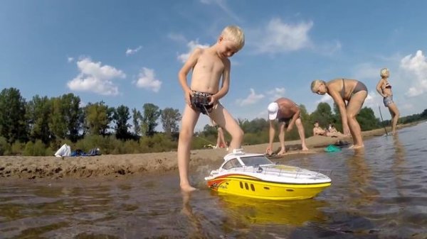 Детский радиоуправляемый катер SeaRays 70 см/ Children's radio-controlled boat SeaRays 70 cm