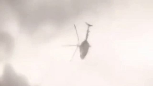 Это похоже на конец света. Вертолет ударил торнадо. смотреть онлайн