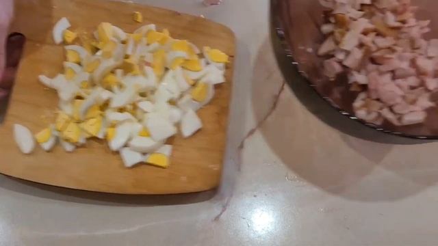 Вкусный САЛАТ с копченой курицей, помидорами и сыром! смотреть онлайн