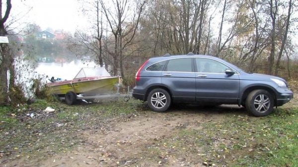 Работа полного привода Honda CR-V при спуске и вытаскивании лодки