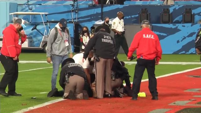 (Full Video) Super Bowl 55 Streaker with Kevin Harlan & Kurt Warner on the call! смотреть онлайн
