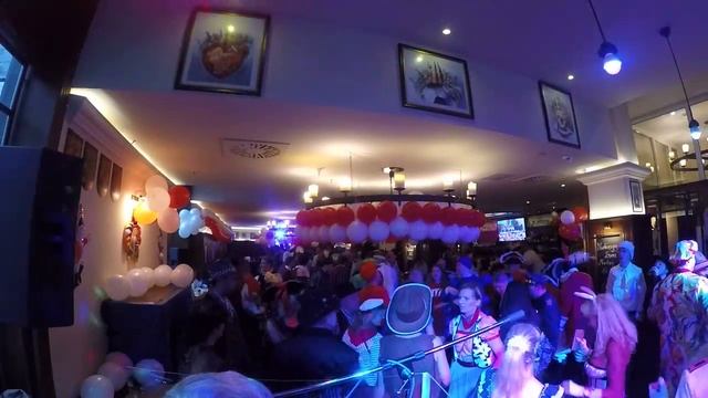 #Gaffel Haus #Berlin an der #Friedrichstraße am 11.11.2018 um 11.11 UHR beginn der 5. Jahreszeit смотреть онлайн