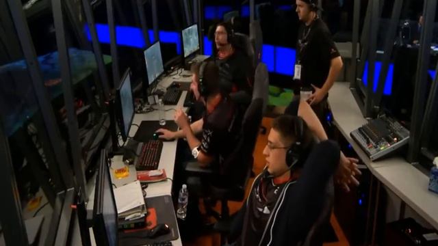 The International - Году стало плохо в кабинке смотреть онлайн