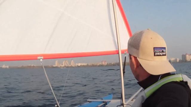 Надувной парусный катамаран на водохранилище смотреть онлайн
