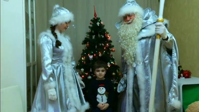 Дед Мороз и Снегурочка зашли в гости на новый год 2019 /Дед Мороз дарит подарки Видео для детей смотреть онлайн