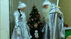 Дед Мороз и Снегурочка зашли в гости на новый год 2019 /Дед Мороз дарит подарки Видео для детей