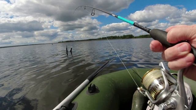 Ловля щуки и окуня летом на поппер ,воблер и вертушку. Спиннинг с лодки и берега.Рыбалка на хищника смотреть онлайн