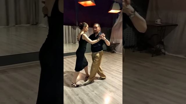 05 Б Начальный итог урока танго — Эльвира и Себастьян смотреть онлайн