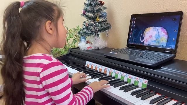 Soft Mozart Winter Recital 2020-2021: Daria (5) plays "Petushok", Russian folk song смотреть онлайн