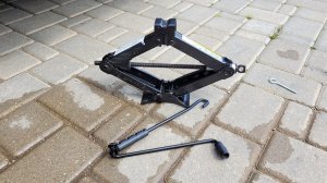 Как быстро поднять автомобиль штатным домкратом? Лайфхак