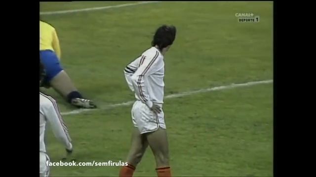 Defesa de Leão no chute de Cruyff - Copa de 1974 - Brasil x Holanda смотреть онлайн