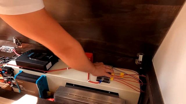 Построили АВТОДОМ своими руками! Из разбитого Мерседеса Спринтера / Обзор Дома на колёсах за $25000 смотреть онлайн