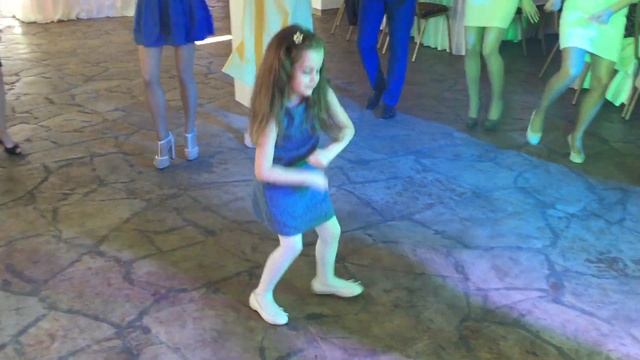 Танец девочки на свадьбе смотреть онлайн