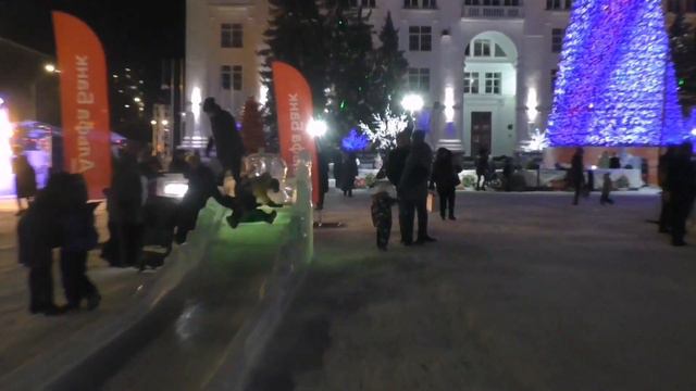 Светящиеся мосты, арт объекты в парке Победы, Ледяной городок в Кемерово. С наступающим 2024 годом! смотреть онлайн