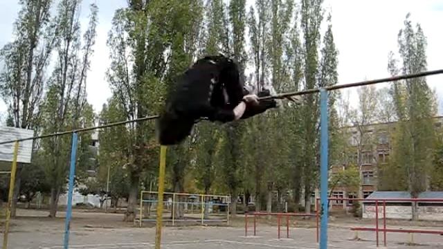 Турник. Обороты вперёд на подколенях обратным хватом смотреть онлайн