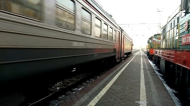 Тепловоз ЧМЭ3-2473 и электропоезд ЭД9М-0105 смотреть онлайн