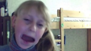 Девочка балуется с ВЕБ-камерой:)