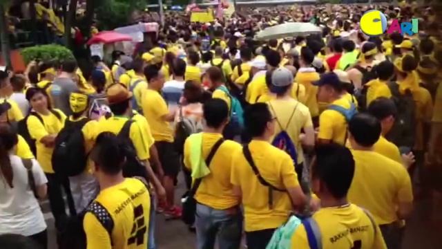 【BERSIH 4.0 现场直击】2:30pm 富都路马来亚银行大厦前黄潮涌现 смотреть онлайн