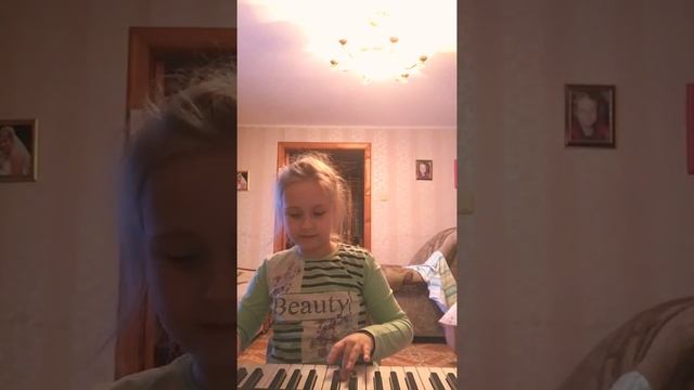 Кукла спит и первый урок на пианино смотреть онлайн