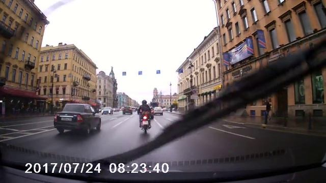 Мотоциклист упал смотреть онлайн