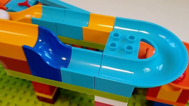 Шарики марблс катаются по лабиринту Satisfying building blocks Sound slope and 2 funnels смотреть онлайн