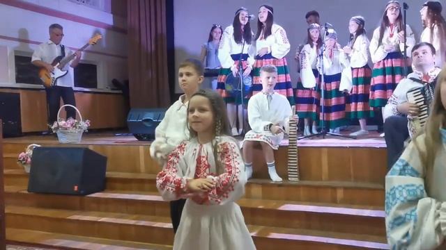 Беларусь, ты мой родны кут!!! Классно спели и станцевали! Дети поют в Церкви! Танцы в Церкви! Круто смотреть онлайн