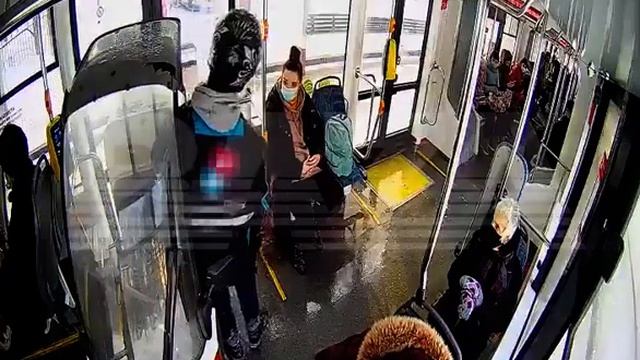 Доставщик пиццы на мопеде в трамвае смотреть онлайн