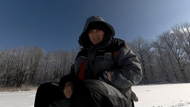 Зимняя рыбалка. Красивая природа. смотреть онлайн