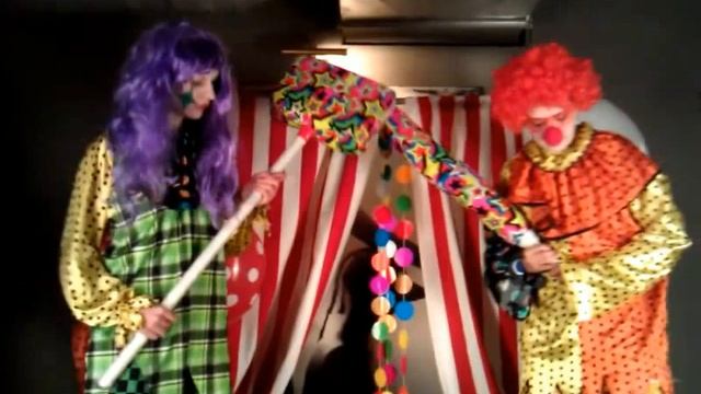 Клоуны аниматоры и клоуны ходулисты встречают гостей пришедших на цирковое шоу клоунов - 2 смотреть онлайн