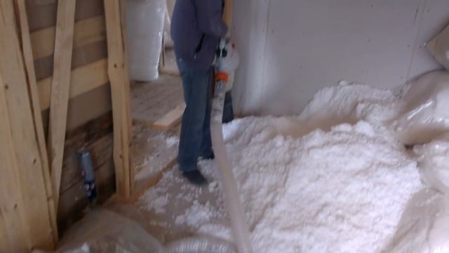 Задувка термоваты (сухого пеноизола) смотреть онлайн