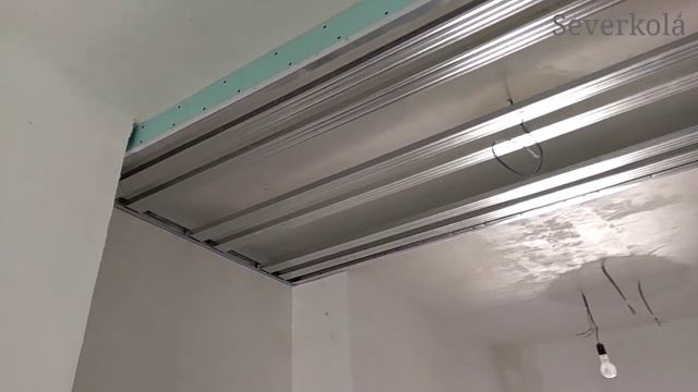 Прихожая, короб с линейной подсветкой и переходом на стену. Потолок из гипсокартона 34. смотреть онлайн