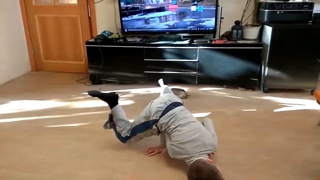 что то вроде брейк данса (Макар) смотреть онлайн