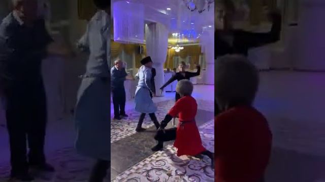 Манапова и Студия «Кинжал» зажигают на дагестанской свадьбе смотреть онлайн