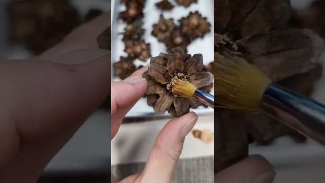 ЦВЕТЫ ИЗ ШИШКИ НОВОГОДНИЕ ПОДЕЛКИ СВОИМИ РУКАМИ смотреть онлайн