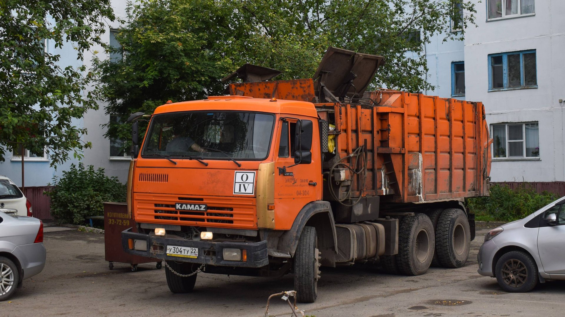 Мусоровоз МКМ-4704-01 на шасси КамАЗ-65115-62 (У 304 ТУ 22) / KAMAZ Garbage Truck.