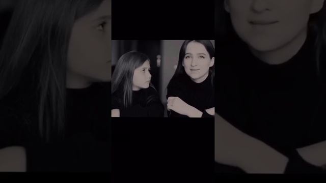 Девочке три, она едет у папы на шее....... смотреть онлайн