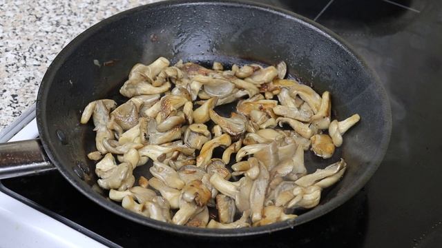 Картофель жаренный в духовке с грибами и мясом. смотреть онлайн